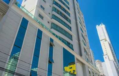 Imagem: O depósito para alugar possui 4 Vagas na garagem e 105m² de