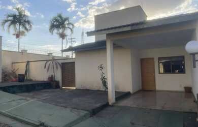 Imagem: A casa possui 3 Dormitórios, Acomodam 6 pessoas, 2 Vagas na