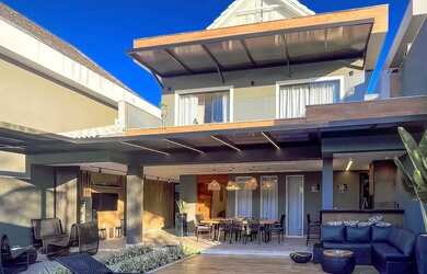 Imagem: A casa em condomínio possui 4 Dormitórios, 5 Banheiros, 2