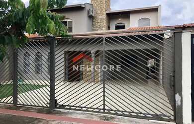 Imagem: A casa possui 3 Dormitórios, 3 Banheiros, 3 Vagas na garagem