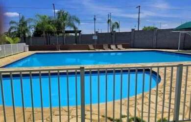 Imagem: A casa em condomínio possui 3 Dormitórios, 1 Banheiro, 2 Vagas