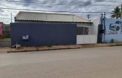 Imagem: A casa possui 3 Dormitórios, 2 Banheiros, 2 Vagas na garagem