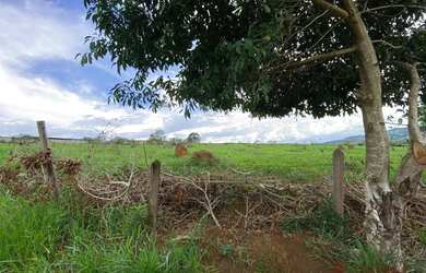 Imagem: O terreno possui 2000m² de Área e está localizado em Granjas