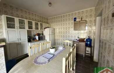 Imagem: A casa possui 2 Dormitórios, 1 Banheiro, 5 Vagas na garagem