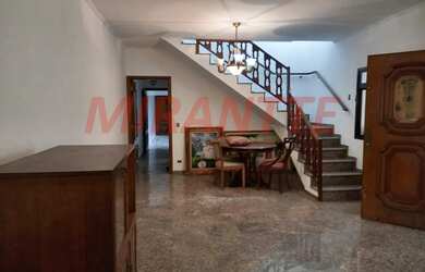 Imagem: A casa possui 4 Dormitórios, 2 Banheiros, 5 Vagas na garagem