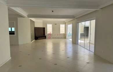 Imagem: A casa em condomínio à venda possui 4 Dormitórios, 4 Banheiros