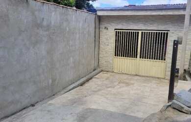 Imagem: A casa possui 2 Dormitórios, 1 Banheiro, 1 Vaga na garagem