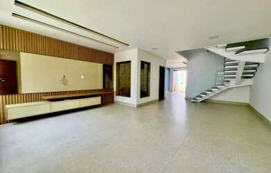 Imagem: A casa possui 3 Dormitórios, 3 Banheiros, 2 Vagas na garagem