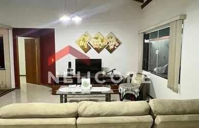 Imagem: A casa possui 4 Dormitórios, 5 Banheiros, 4 Vagas na garagem