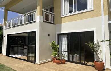 Imagem: A casa em condomínio possui 3 Dormitórios, 3 Banheiros, 4