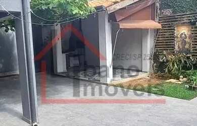 Imagem: A casa possui 3 Dormitórios, 3 Banheiros, 2 Vagas na garagem