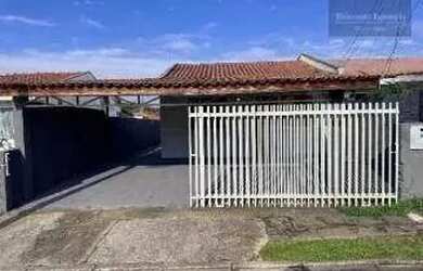 Imagem: A casa possui 2 Dormitórios, 1 Banheiro, 2 Vagas na garagem