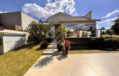 Imagem: A casa em condomínio possui 4 Dormitórios, 5 Banheiros, 5