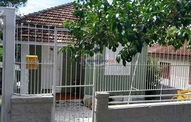 Imagem: A casa possui 3 Dormitórios, 1 Banheiro, 2 Vagas na garagem