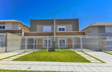 Imagem: A casa possui 3 Dormitórios, 2 Banheiros, 2 Vagas na garagem