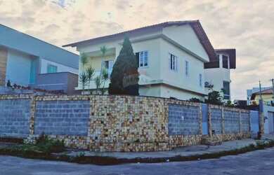 Imagem: A casa possui 3 Dormitórios, 2 Banheiros, 2 Vagas na garagem