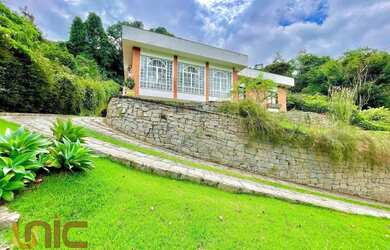 Imagem: A casa possui 3 Dormitórios, 3 Banheiros, 5 Vagas na garagem