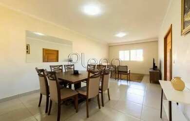 Imagem: A casa possui 3 Dormitórios, 2 Banheiros, 3 Vagas na garagem