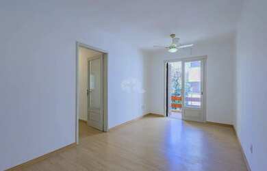 Imagem: O apartamento possui 3 Dormitórios, 1 Banheiro, 2 Vagas na