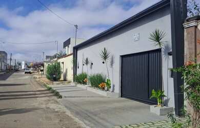 Imagem: A casa possui 5 Dormitórios, 4 Banheiros, 5 Vagas na garagem