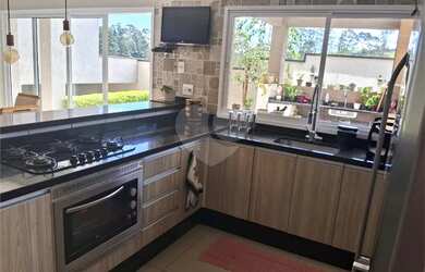 Imagem: A casa em condomínio possui 4 Dormitórios, 4 Banheiros, 2