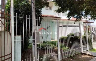 Imagem: A casa possui 3 Dormitórios, 3 Banheiros, 3 Vagas na garagem