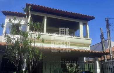 Imagem: A casa possui 3 Dormitórios, 4 Banheiros, 2 Vagas na garagem