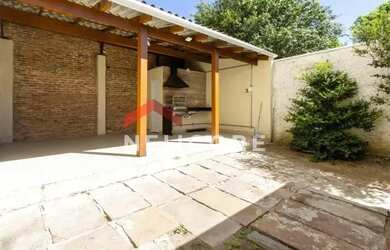 Imagem: A casa possui 3 Dormitórios, 2 Banheiros, 1 Vaga na garagem