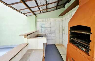 Imagem: A casa possui 3 Dormitórios, 3 Banheiros, 2 Vagas na garagem