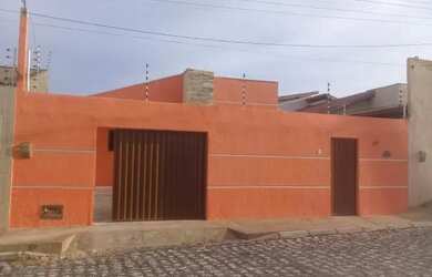 Imagem: A casa possui 2 Dormitórios, 2 Banheiros, 1 Vaga na garagem