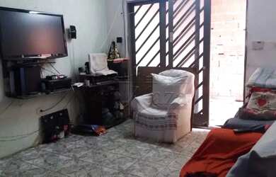 Imagem: A casa possui 3 Dormitórios, 3 Banheiros, 2 Vagas na garagem