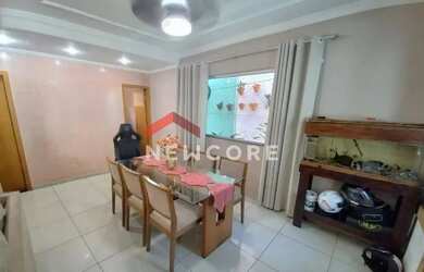 Imagem: A casa possui 3 Dormitórios, 1 Banheiro, 2 Vagas na garagem