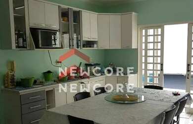 Imagem: A casa possui 3 Dormitórios, 3 Banheiros, 4 Vagas na garagem