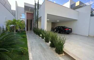 Imagem: A casa possui 3 Dormitórios, 3 Banheiros, 3 Vagas na garagem