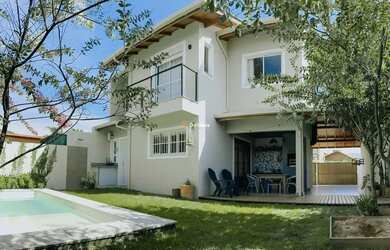 Imagem: A casa possui 3 Dormitórios, 3 Banheiros, 2 Vagas na garagem