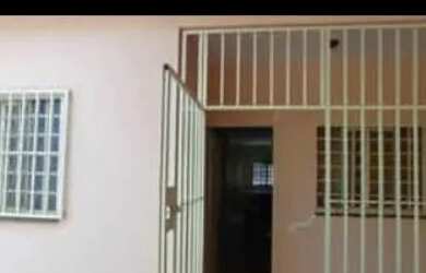 Imagem: A casa possui 2 Dormitórios, 1 Banheiro, 1 Vaga na garagem