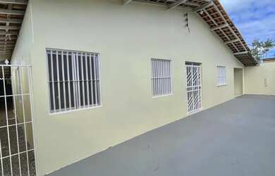 Imagem: A casa possui 2 Dormitórios, 2 Banheiros e 5 Vagas na garagem