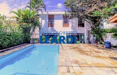 Imagem: A casa possui 4 Dormitórios, 5 Banheiros, 4 Vagas na garagem