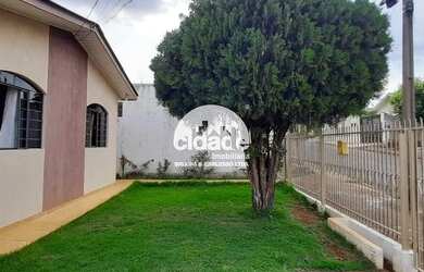 Imagem: A casa possui 3 Dormitórios, 2 Banheiros, 2 Vagas na garagem