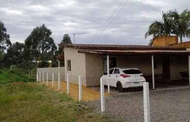 Imagem: A casa possui 2 Dormitórios, 1 Banheiro, 3 Vagas na garagem