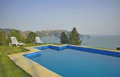 Imagem 16: Casa no alto da encosta com vista mar