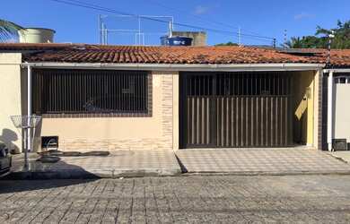 Imagem: A casa possui 3 Dormitórios, 3 Banheiros, 2 Vagas na garagem