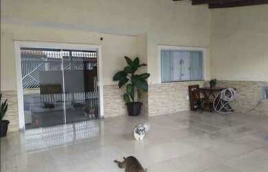 Imagem: A casa possui 3 Dormitórios, 2 Banheiros, 2 Vagas na garagem