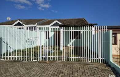 Imagem: A casa possui 2 Dormitórios, 1 Banheiro, 2 Vagas na garagem