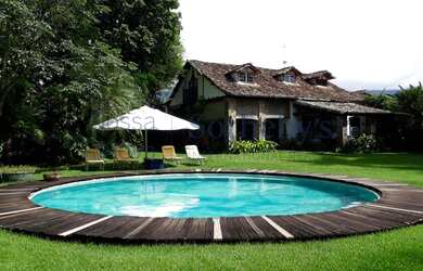 Imagem: A casa possui 5 Dormitórios, 5 Banheiros, 4 Vagas na garagem