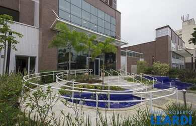 Imagem: O depósito possui 1 Vaga na garagem e 37m² de Área e está