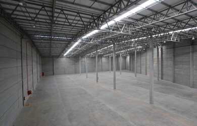 Imagem: O depósito possui 4 Vagas na garagem, 2.265m² de Área e