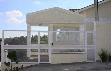 Imagem: A casa possui 3 Dormitórios, 4 Banheiros, 1 Vaga na garagem