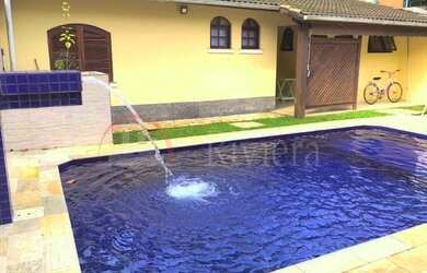 Imagem: A casa possui 5 Dormitórios, 5 Banheiros, 4 Vagas na garagem