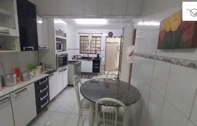 Imagem: A casa possui 3 Dormitórios, 1 Banheiro, 2 Vagas na garagem